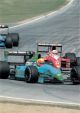 De Cesaris impensierisce Mauricio Gugelmin con la Leyton House